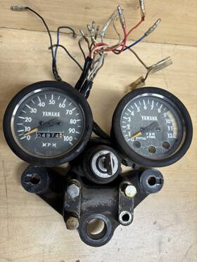 397-83510-40-00 Yamaha 1975 Rd200 Speedometer Gauge Tach Upper Tree Clamp Ignition Switch Key Oe